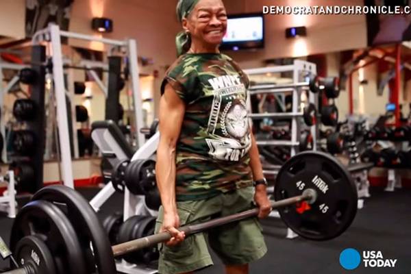 Ela tem 77 anos e consegue levantar mais de 90 kg na academia