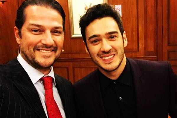 Marcelo Serrado e Marcos Veras se beijam durante premiação em protesto contra homofobia