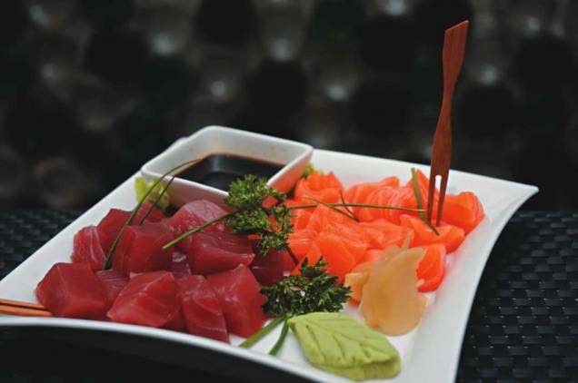 Sashimi de salmão e atum: para comer de garfinho Sashimi de salmão e atum: para comer de garfinho