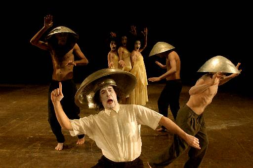 Cena do espetáculo Shi-Zen, Sete Cuias do grupo Lume Teatro: apresentação no VI Festival Ibero-Americano de Teatro Cena do espetáculo Shi-Zen, Sete Cuias do grupo Lume Teatro: apresentação no VI Festival Ibero-Americano de Teatro
