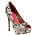 Peep toe meia pata com estampa de cobra: de R$ 219,90 por R$ 153,90