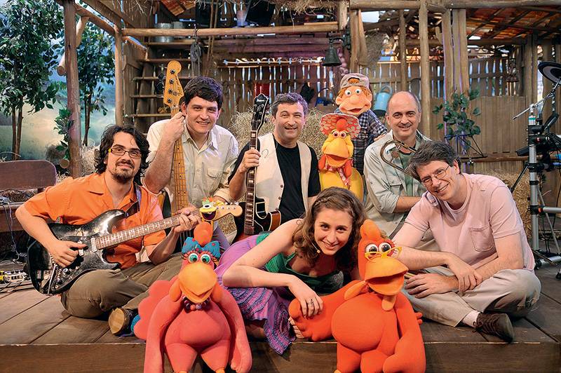 Hélio Ziskind (no centro ao fundo), sua banda e os personagens de Cocoricó: o cantor comanda o Show no Paiol Hélio Ziskind (no centro ao fundo), sua banda e os personagens de Cocoricó: o cantor comanda o Show no Paiol