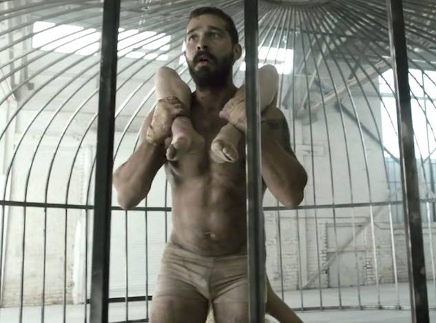 Só de cueca, Shia LaBeouf demostra força invejável no novo clipe da cantora Sia