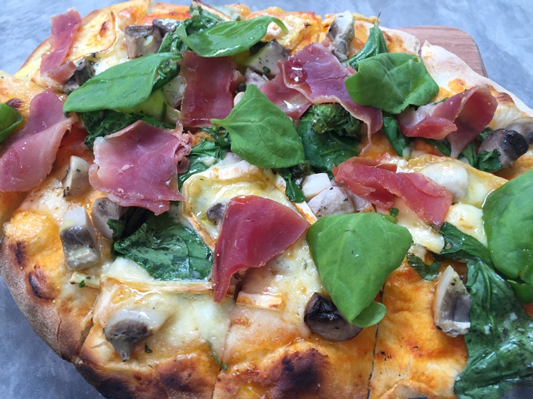 Pizza individual: preparada no forno a lenha