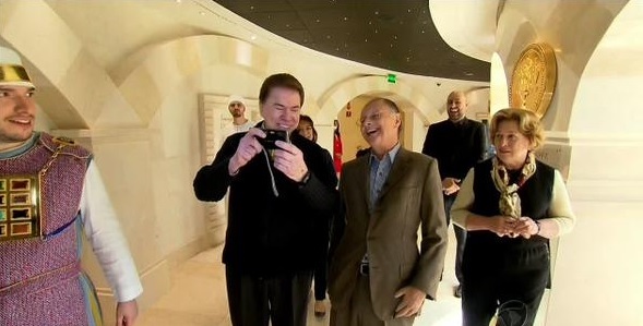 Visita de Silvio Santos a Edir Macedo no Templo de Salomão rende piadas na internet
