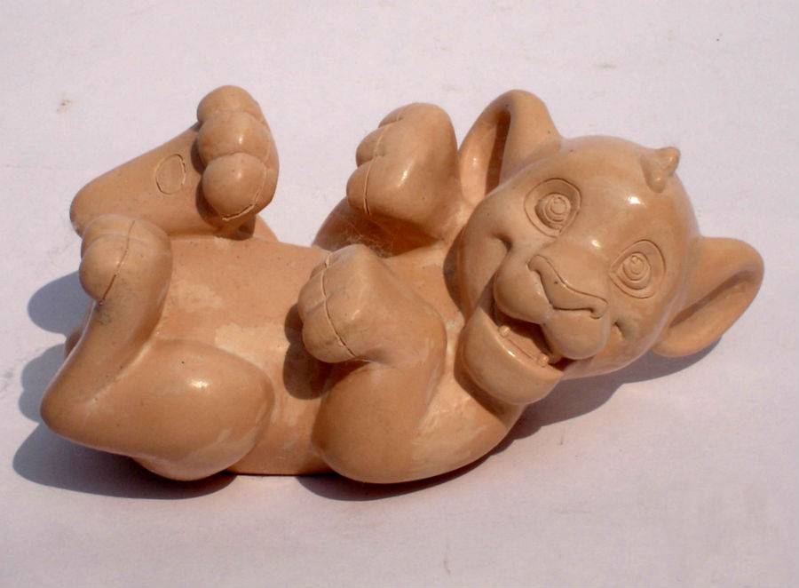 Sem cor: depois de sair do molde, o boneco passa pelo processo de pintura Sem cor: depois de sair do molde, o boneco passa pelo processo de pintura