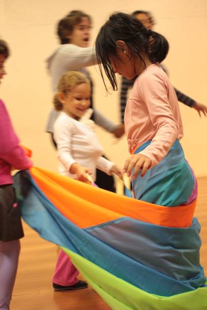 Crianças se divertem no Brincantinho, aula aberta com diversas atividades lúdicas Crianças se divertem no Brincantinho, aula aberta com diversas atividades lúdicas