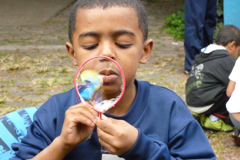 Em oficinas, as crianças fabricam seus próprios brinquedos Em oficinas, as crianças fabricam seus próprios brinquedos