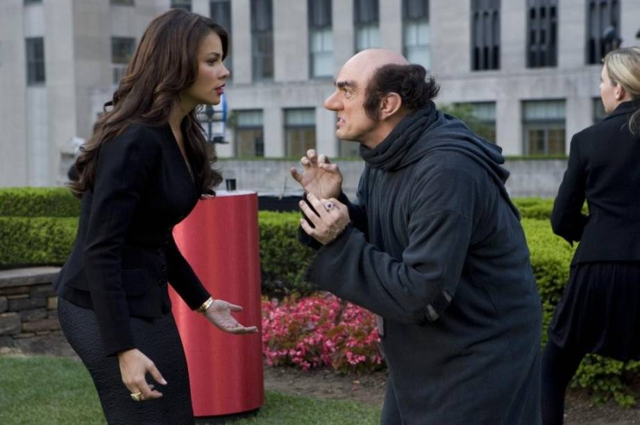 Sofía Vergara e Hank Azaria: atores respresentam a executiva Odile e o vilão Gargamel, respectivamente Sofía Vergara e Hank Azaria: atores respresentam a executiva Odile e o vilão Gargamel, respectivamente