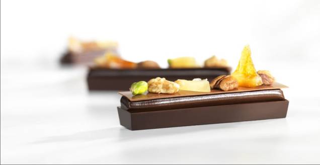 Snack de chocolate amargo com frutas secas e castanhas Snack de chocolate amargo com frutas secas e castanhas