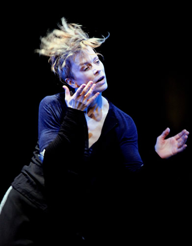 Espetáculo So Blue, por Louise Lecavalier Espetáculo So Blue, por Louise Lecavalier