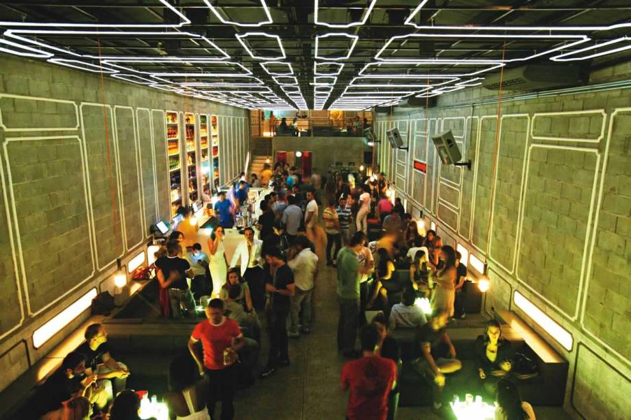 Sonique, no Baixo Augusta: moderninhos, gays e playboys convivem em ambiente festivo Sonique, no Baixo Augusta: moderninhos, gays e playboys convivem em ambiente festivo