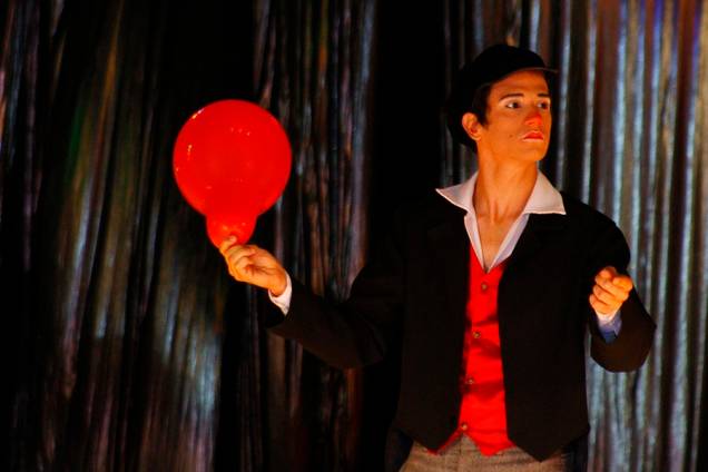 Palhaços arrancam risadas do público Palhaços arrancam risadas do público