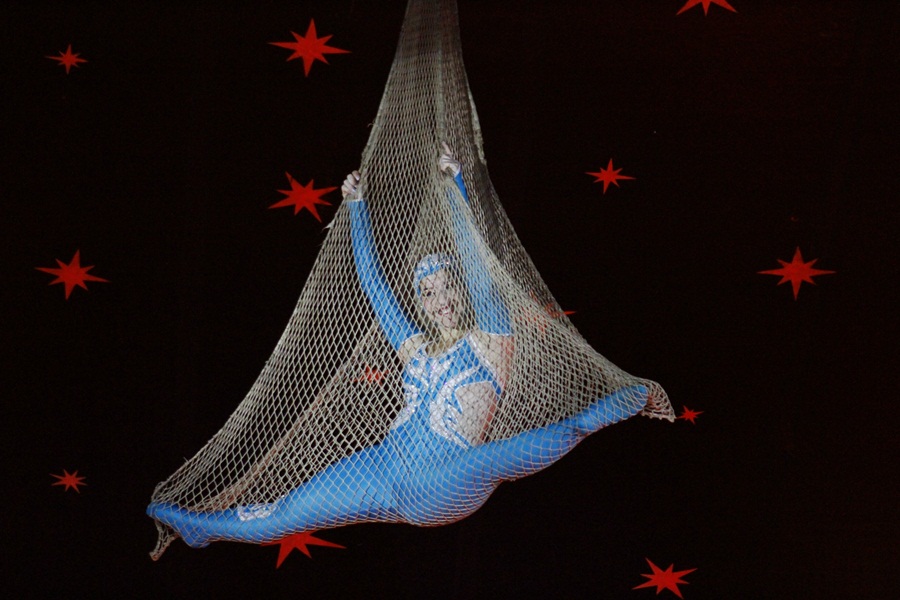 Acrobacias aéreas chamam atenção no Circo Spacial Acrobacias aéreas chamam atenção no Circo Spacial