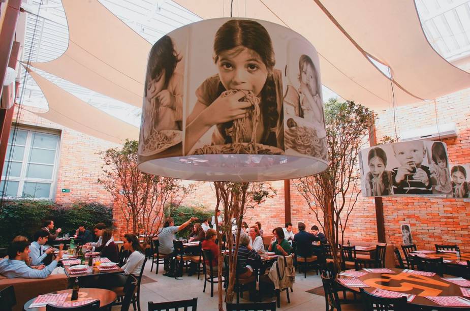 Porção de tenros anéis de lula empanados Porção de tenros anéis de lula empanados