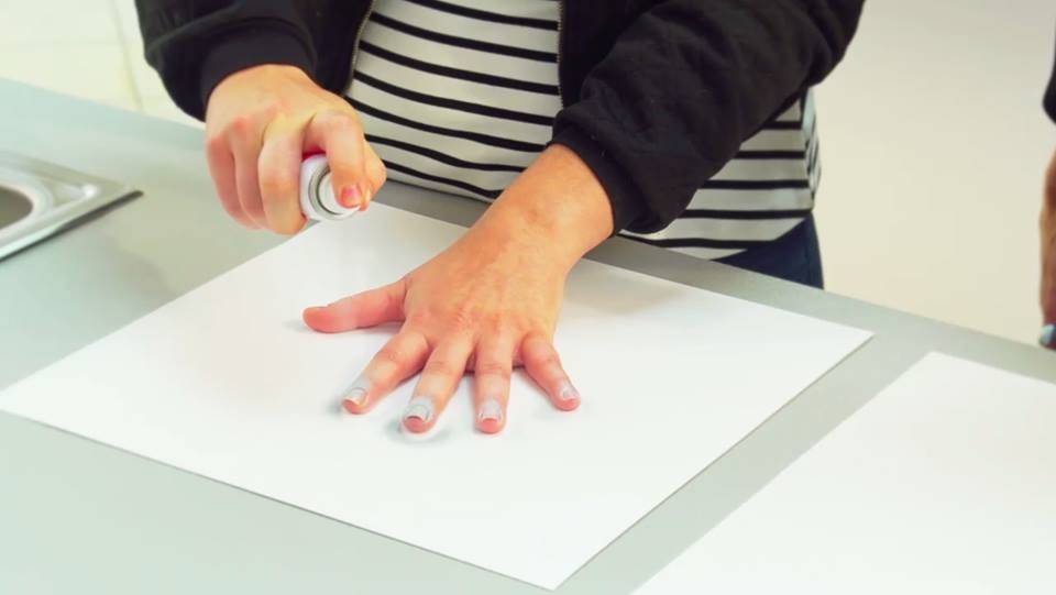 Esmalte em spray promete unhas pintadas em menos de um minuto