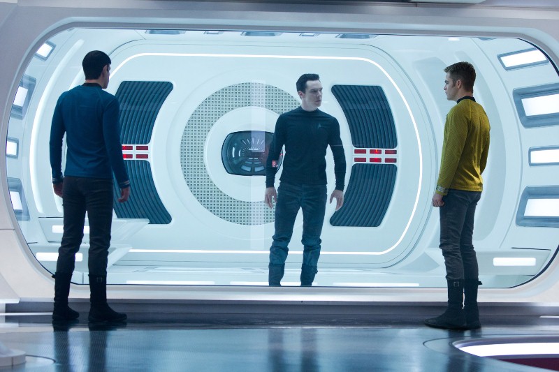 Além da Escuridão - Star Trek: o Capitão Kirk (Chris Pine) reúne sua equipe para encontrar o responsável por toda destruição do planeta Além da Escuridão - Star Trek: o Capitão Kirk (Chris Pine) reúne sua equipe para encontrar o responsável por toda destruição do planeta
