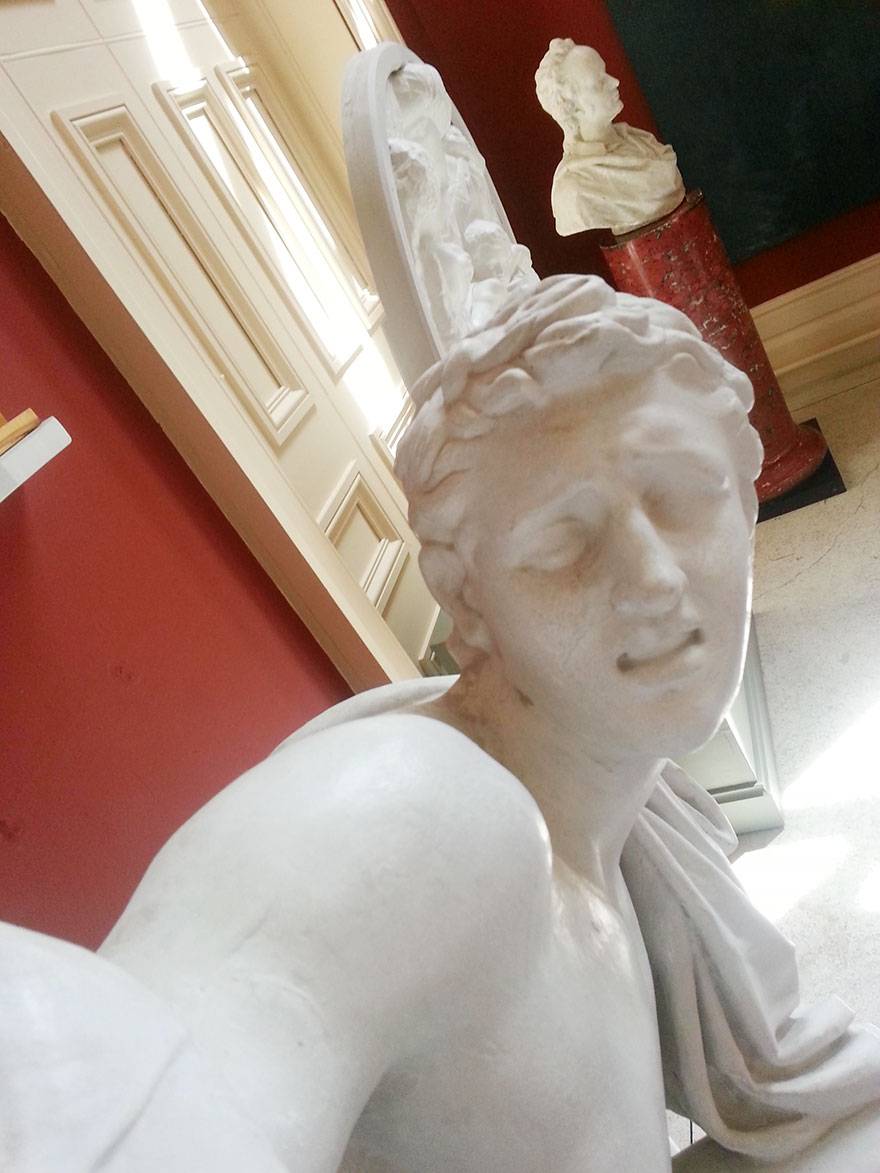 Rapaz tira foto de obras de arte como se elas estivessem fazendo selfies