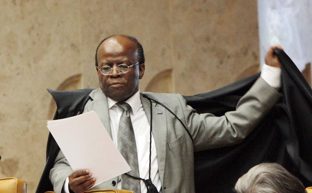 Brasileiros devem exigir renúncia de Temer, diz Joaquim Barbosa