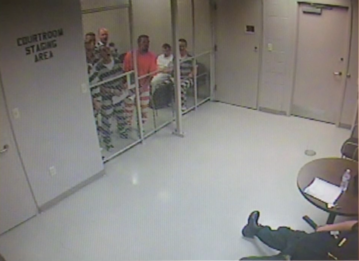 Prisioneiros escapam de cela para ajudar guarda inconsciente. Assista ao vídeo