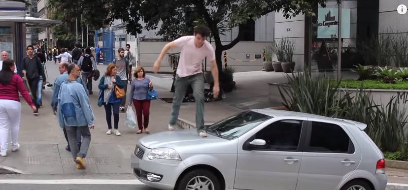Youtuber sobe em capô de carros que pararam na faixa de pedestres e vídeo faz sucesso
