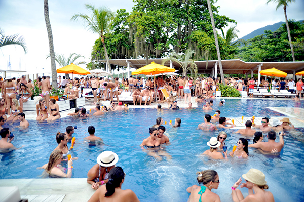 Escolha sua festa: day clubs + baladas que agitam o litoral neste sábado