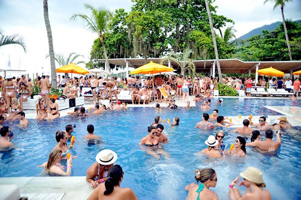 Escolha sua festa: day clubs + baladas que agitam o litoral neste sábado