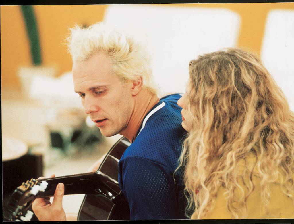 Supla e Bárbara Paz se beijam em filme, mas cena é cortada