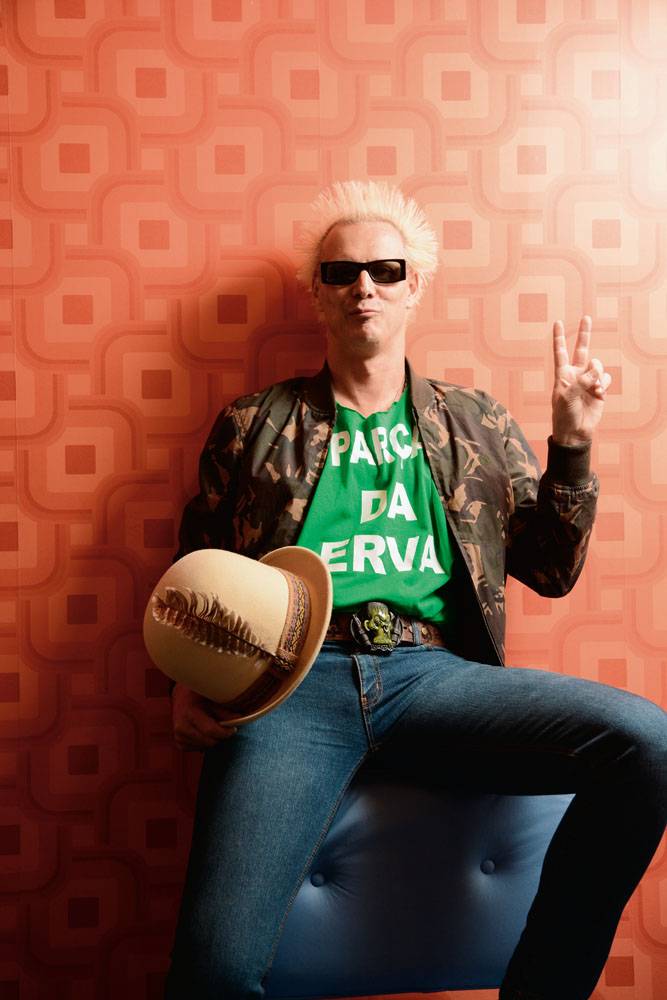 Em biografia, Supla fala de seu passado “coxinha”