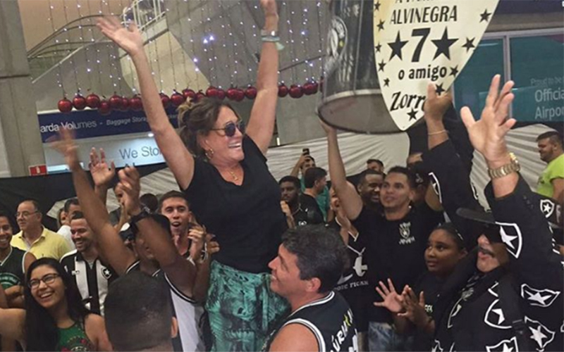 Susana Vieira é carregada por torcida de futebol em aeroporto