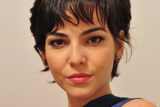 Tainá Muller assina com a Globo