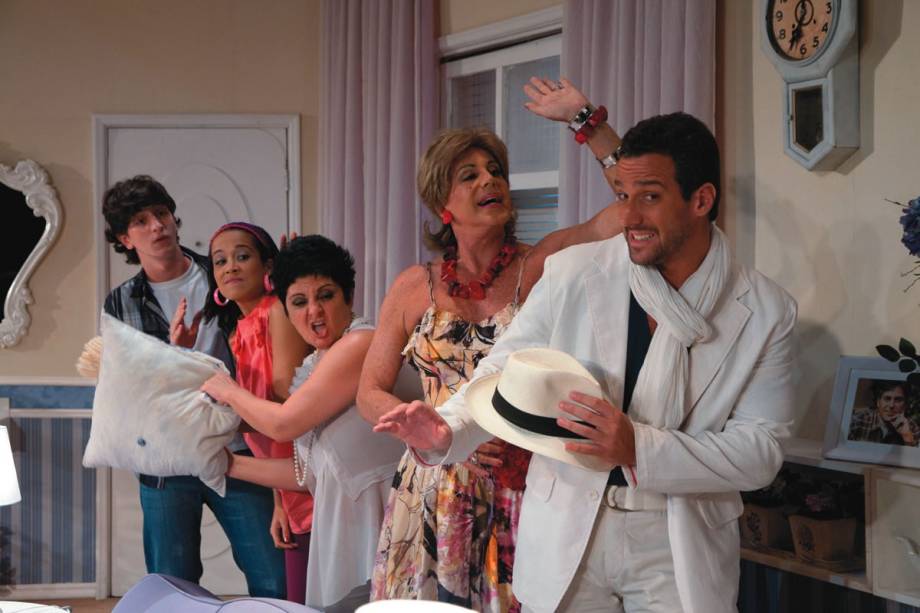 Reencontro familiar: Johnny Massaro, Carolina Loback, Cris Nicolotti, Edwin Luisi e Carlos Bonow em Tango, Bolero e Cha Cha Cha Reencontro familiar: Johnny Massaro, Carolina Loback, Cris Nicolotti, Edwin Luisi e Carlos Bonow em Tango, Bolero e Cha Cha Cha