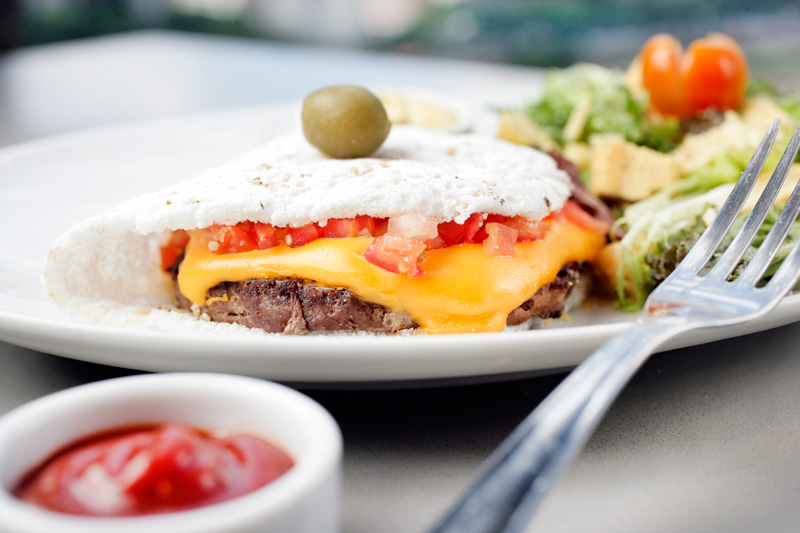 Tapioca com recheio de hambúrguer com queijo cheddar Tapioca com recheio de hambúrguer com queijo cheddar