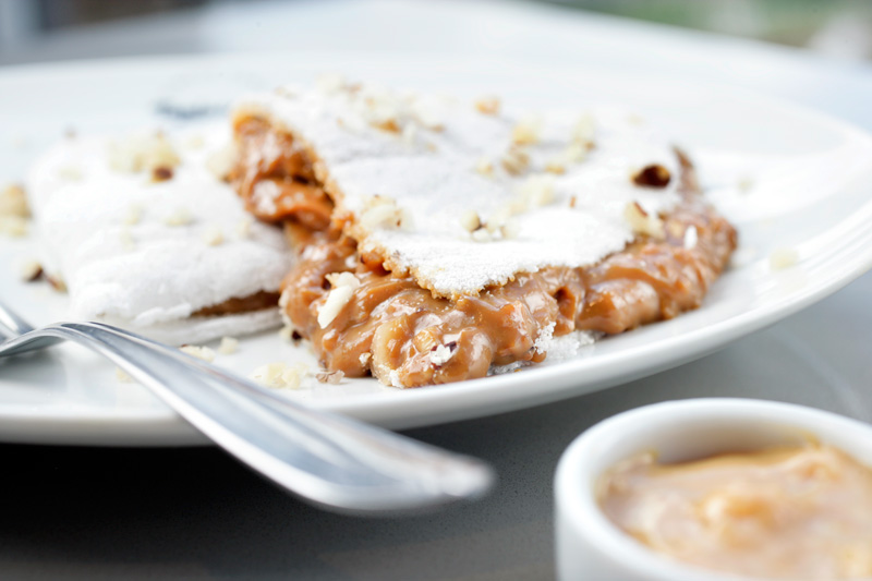 Tapioca de doce de leite com castanha-do-pará e castanha-de-caju