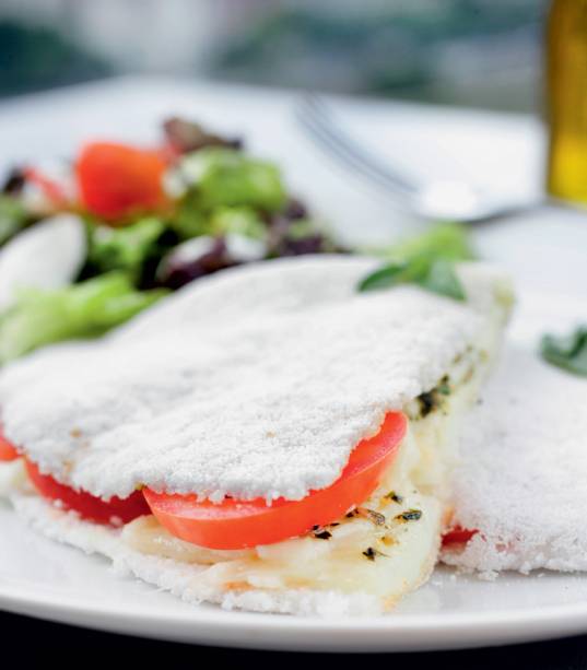 Uma das escolhas certeiras: tapioca caprese recheada de mussarela e tomate Uma das escolhas certeiras: tapioca caprese recheada de mussarela e tomate