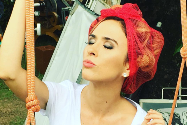 Foto com Tatá Werneck e Bruna Marquezine provoca polêmica por brincadeira com religião