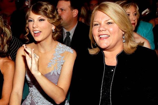 Mãe ‘controladora’ de Taylor Swift vira assunto e rende piada na internet