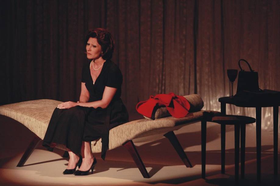 Karin Rodrigues e Alessandra Negrini: pouco à vontade em um moderno e atraente cenário Karin Rodrigues e Alessandra Negrini: pouco à vontade em um moderno e atraente cenário