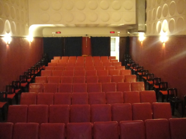 Localizado na Praça Franklin Roosevelt n°172 Localizado na Praça Franklin Roosevelt n°172