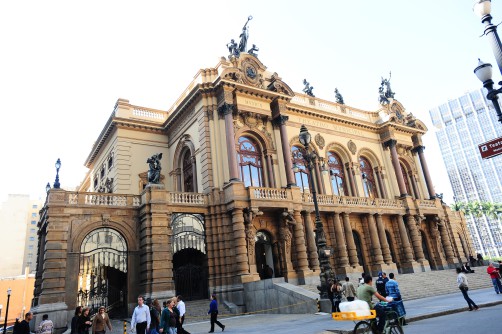 Teatro Municipal nega acusação de demissões irregulares