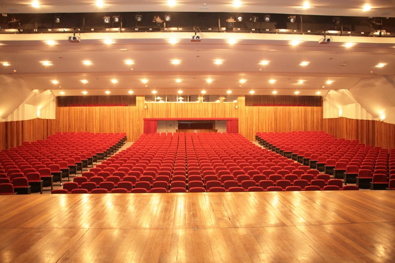 teatro-vazio-plateia-e-palco-alta.jpeg