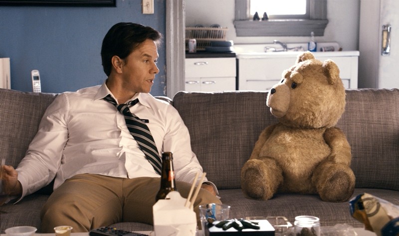 Ted com Mark Wahlberg: homem convive com um falante urso de pelúcia Ted com Mark Wahlberg: homem convive com um falante urso de pelúcia