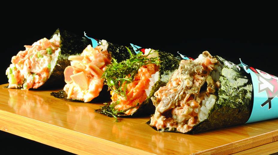 Temakis de salmão grelhado em quatro versões Temakis de salmão grelhado em quatro versões