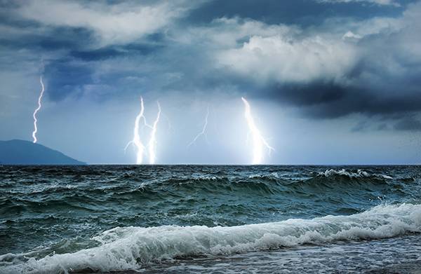 Tempestades de raios no litoral: dicas de segurança
