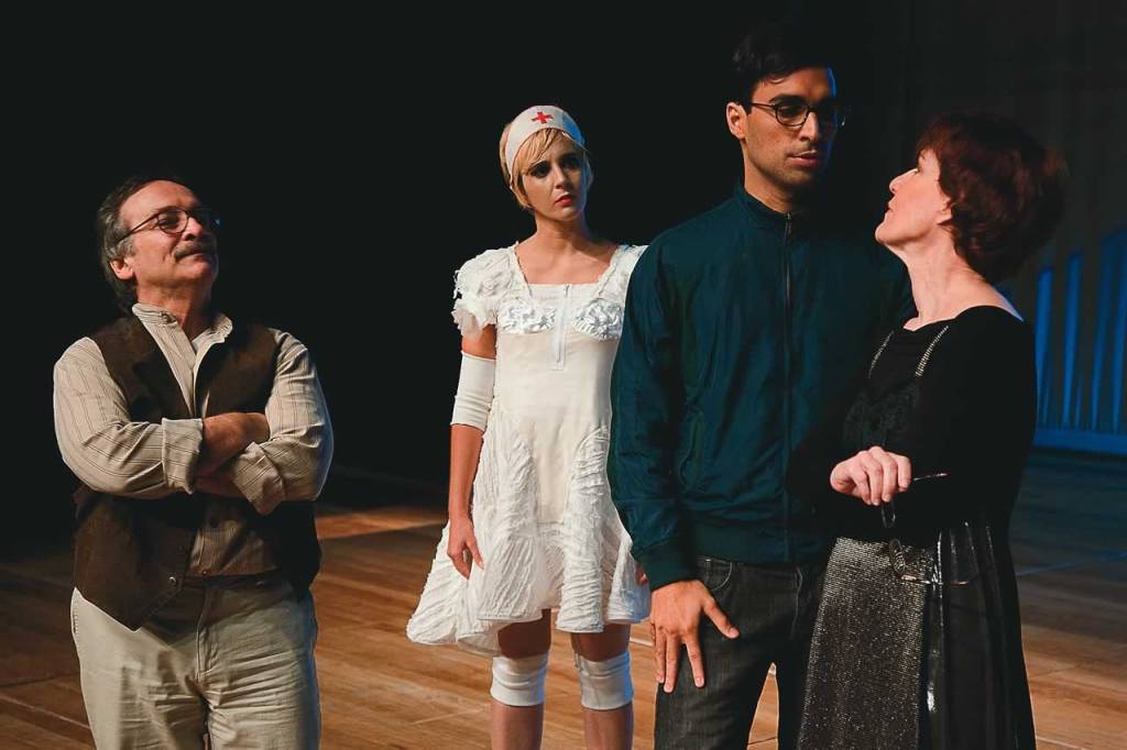Humanos e robôs: Luiz Damasceno, Julia Carrera, Eduardo Muniz e Malu Pessin em Tempo de Comédia Humanos e robôs: Luiz Damasceno, Julia Carrera, Eduardo Muniz e Malu Pessin em Tempo de Comédia