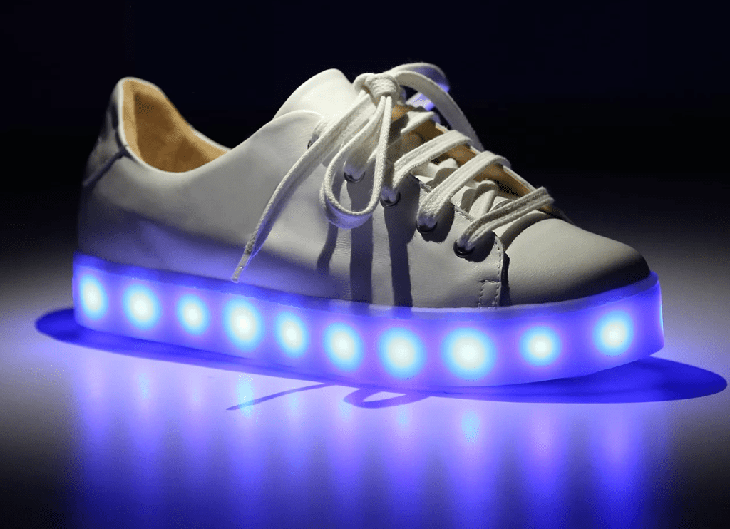 Schutz lança tênis que pisca igual dos atletas britânicos