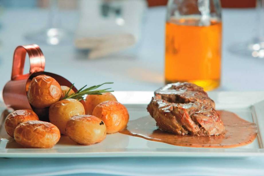 Filé-mignon ao molho de mostarda de Dijon guarnecido de batata rústica Filé-mignon ao molho de mostarda de Dijon guarnecido de batata rústica