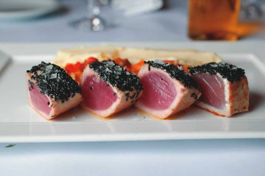 Atum com ratatouille e purê de batata Atum com ratatouille e purê de batata