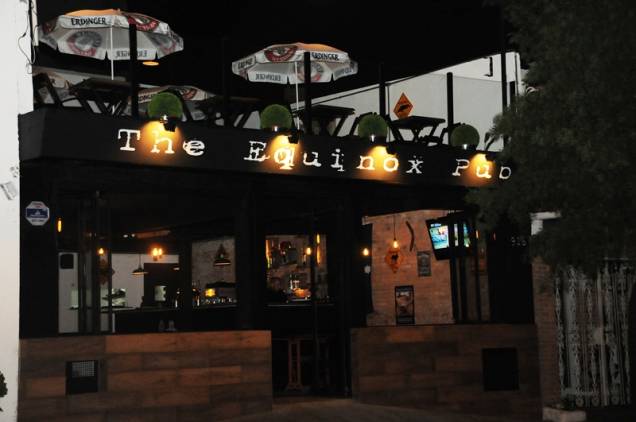 Entrada do The Equinox Pub Entrada do The Equinox Pub