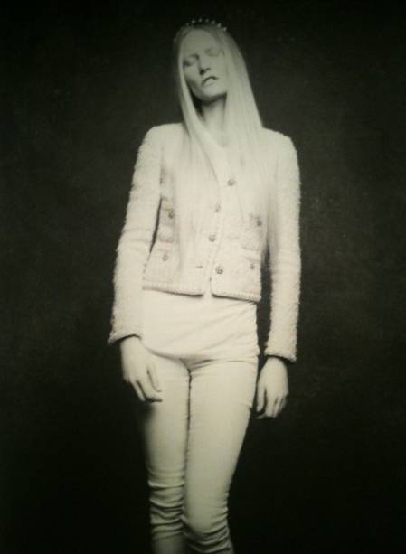 A modelo Kirsten Owen, a única que usou a jaqueta branca A modelo Kirsten Owen, a única que usou a jaqueta branca